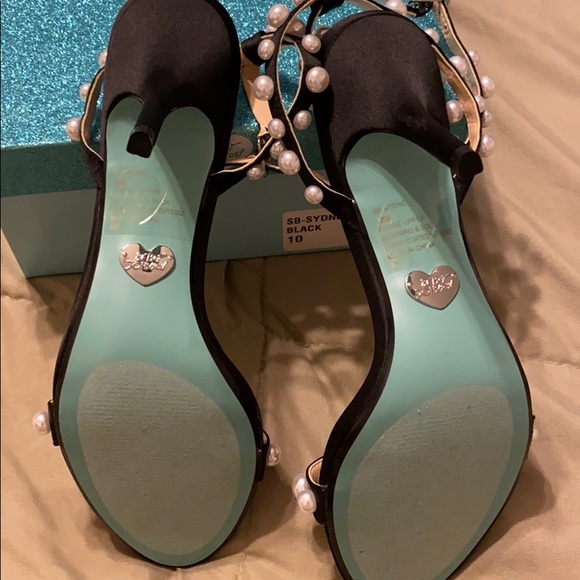 Heels - Picture 3 of 4